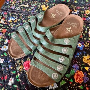 Dansko Janie Green Leather Strappy 38 US 7 Slide Sandals Shoes Metal Buttons